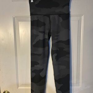 Aerie offline 7/8 leggging in black camo